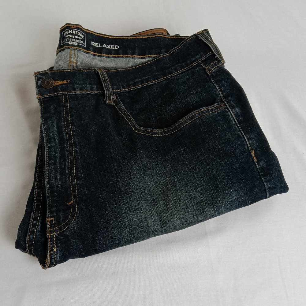 Signature Levi Strauss Jeans.